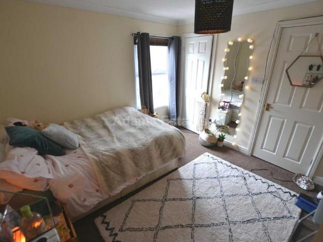 5 bedroom terraced house to rent