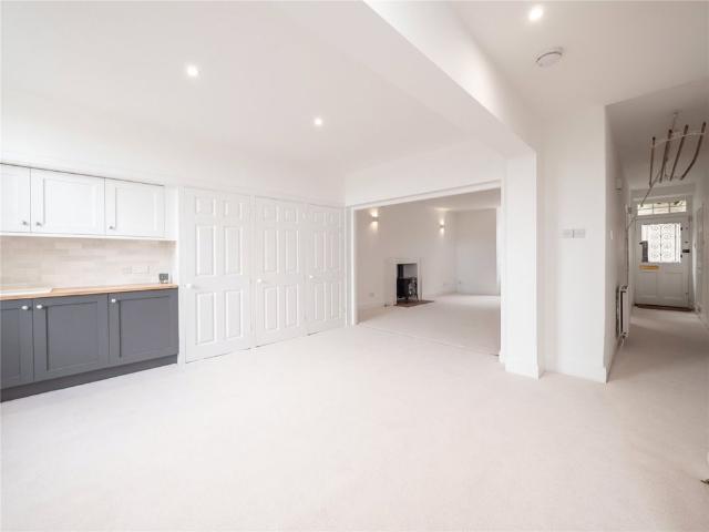 5 bedroom terraced house to rent