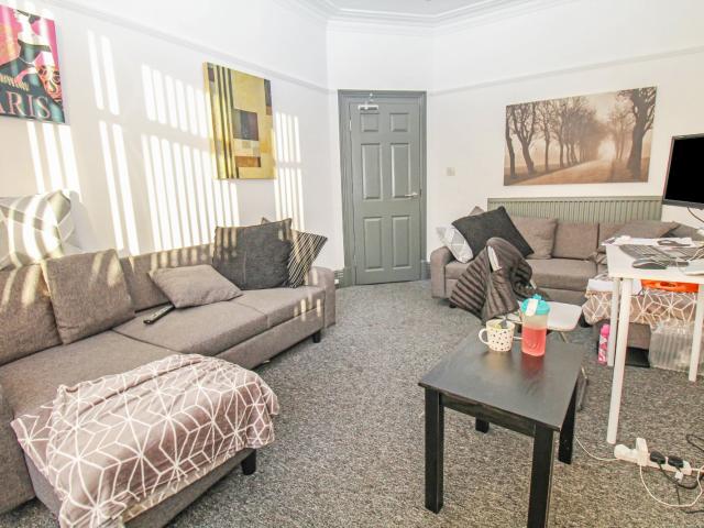 5 bedroom terraced house to rent