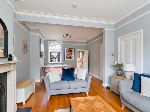5 bedroom terraced house to rent