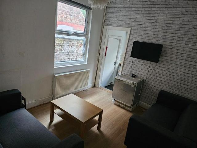 5 bedroom terraced house to rent