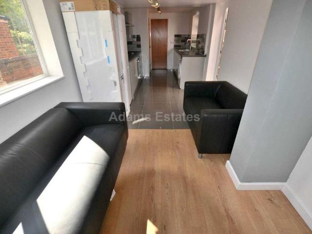 5 bedroom terraced house to rent
