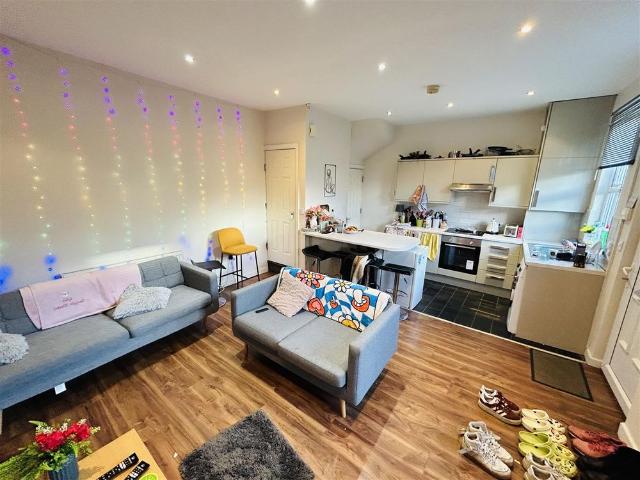 5 bedroom terraced house to rent