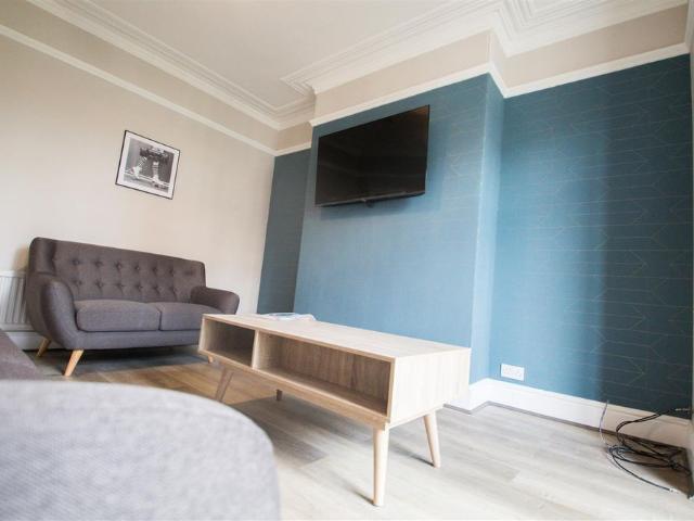 5 bedroom terraced house to rent