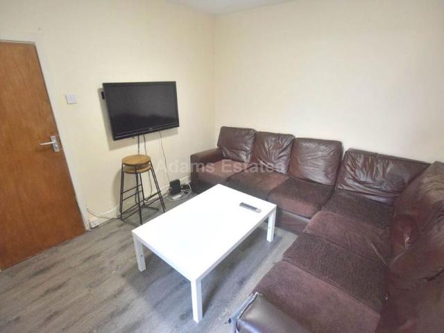 5 bedroom terraced house to rent