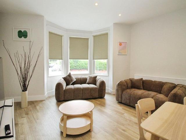5 bedroom terraced house to rent