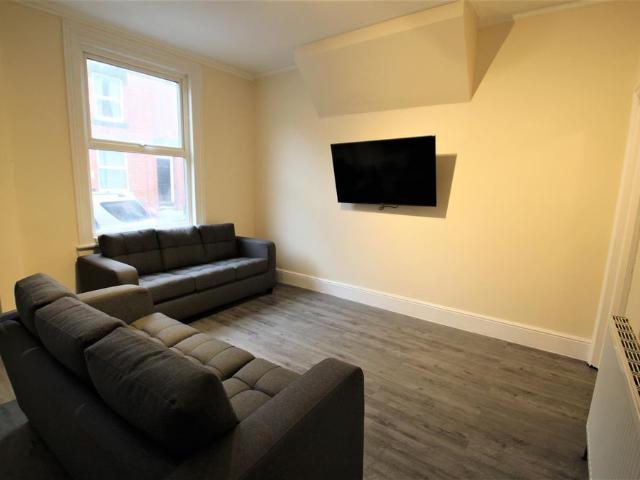 5 bedroom terraced house to rent