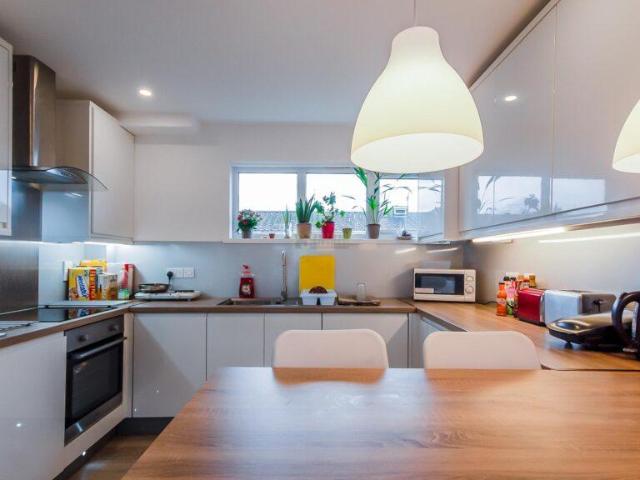 5 bedroom terraced house to rent