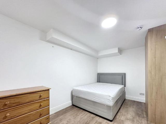 5 bedroom terraced house to rent