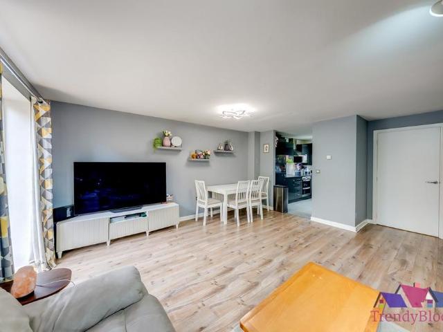 5 bedroom terraced house to rent