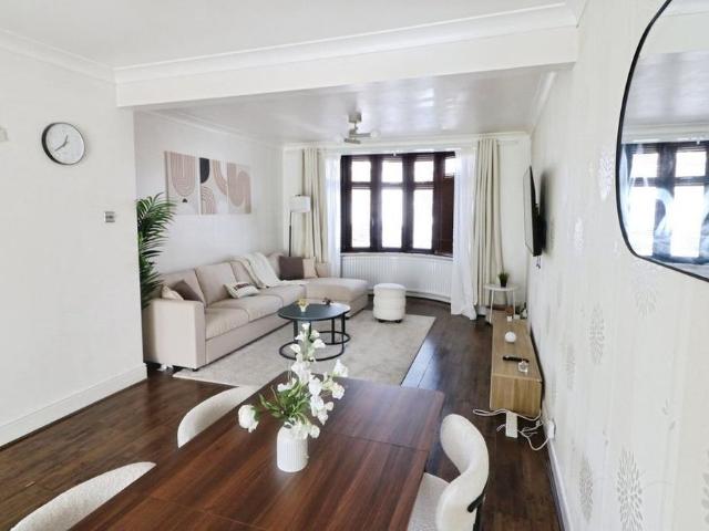 5 bedroom terraced house to rent
