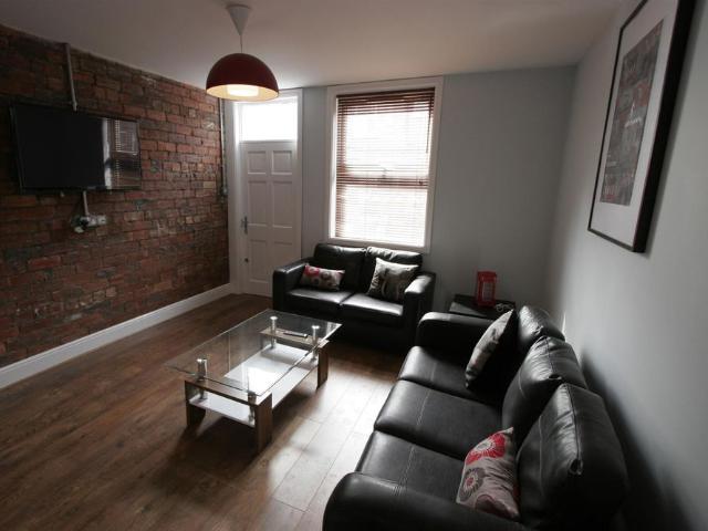 5 bedroom terraced house to rent