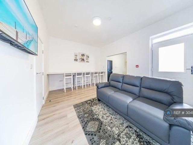 5 bedroom terraced house to rent