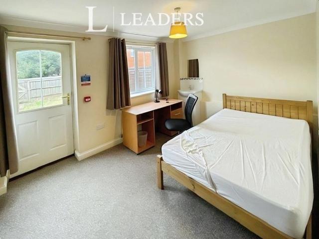 5 bedroom terraced house to rent