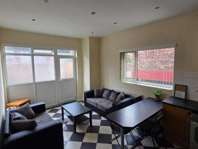 5 bedroom terraced house to rent