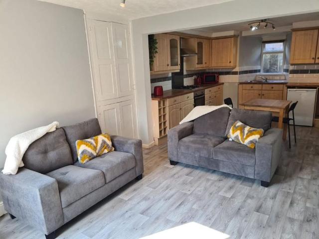 5 bedroom terraced house to rent