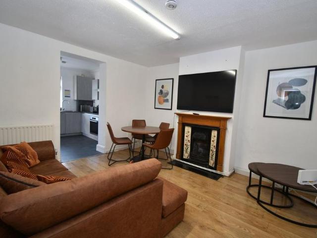 5 bedroom terraced house to rent