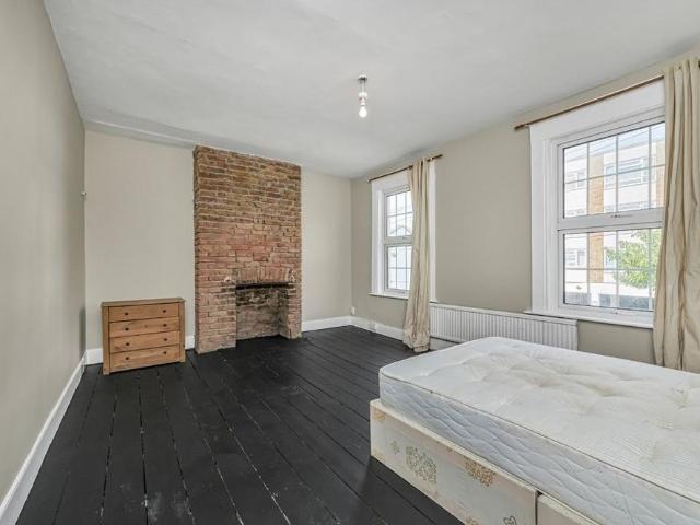 5 bedroom terraced house to rent