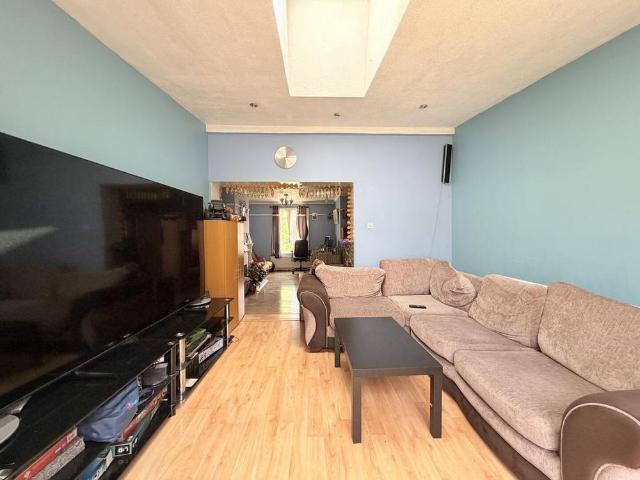 5 bedroom terraced house to rent