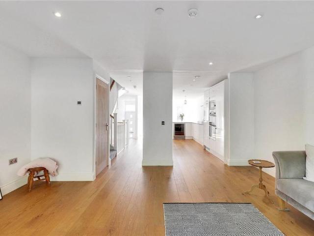 5 bedroom terraced house to rent