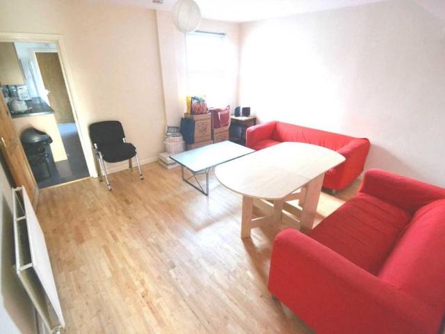 5 bedroom terraced house to rent