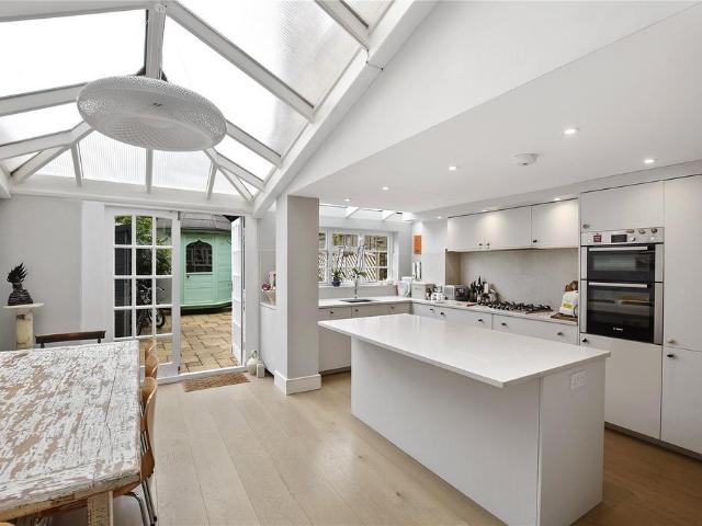 5 bedroom terraced house to rent