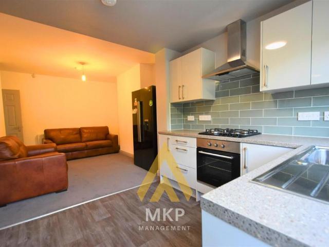 5 bedroom terraced house to rent