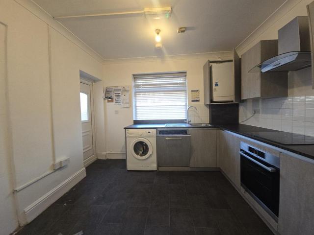 5 bedroom terraced house to rent