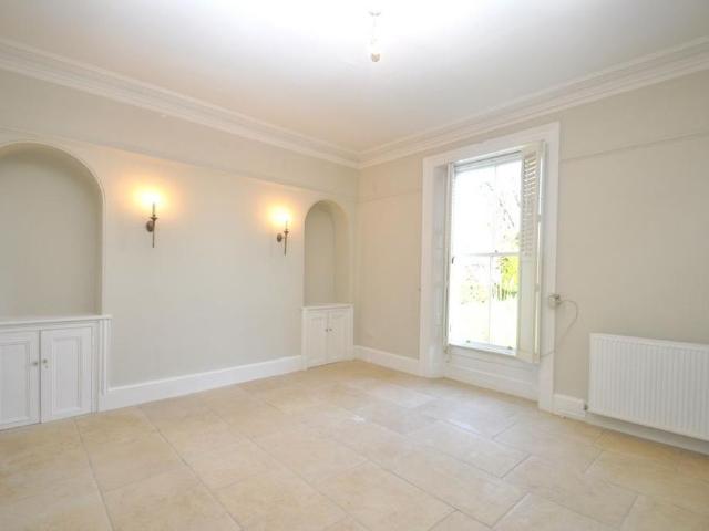 5 bedroom terraced house to rent