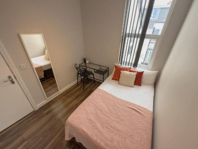 5 bedroom terraced house to rent