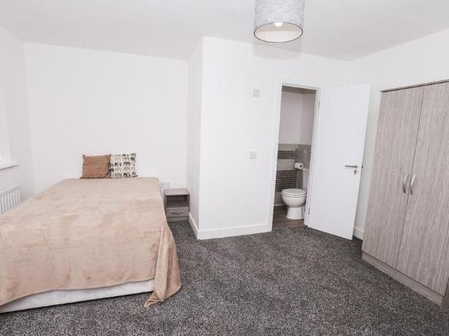 5 bedroom terraced house to rent