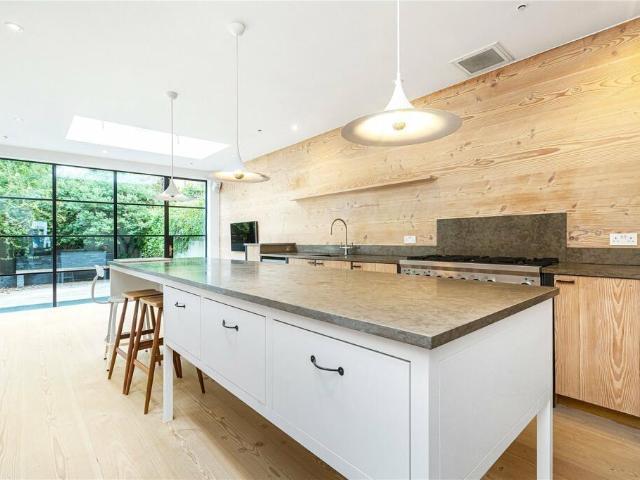 5 bedroom terraced house to rent