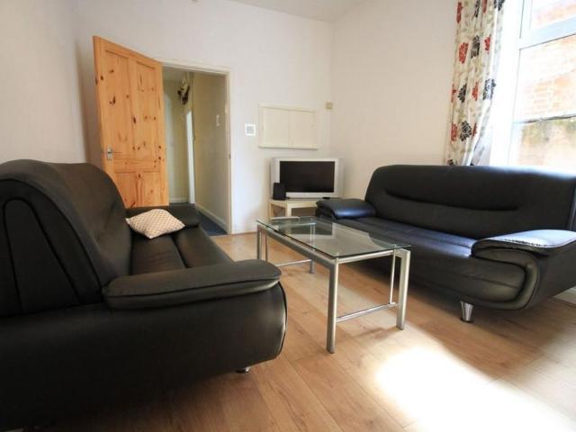 5 bedroom terraced house to rent