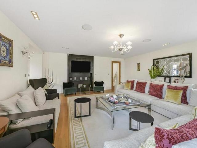 5 bedroom terraced house to rent