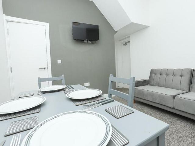 5 bedroom terraced house to rent