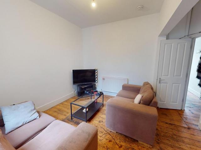 5 bedroom terraced house to rent