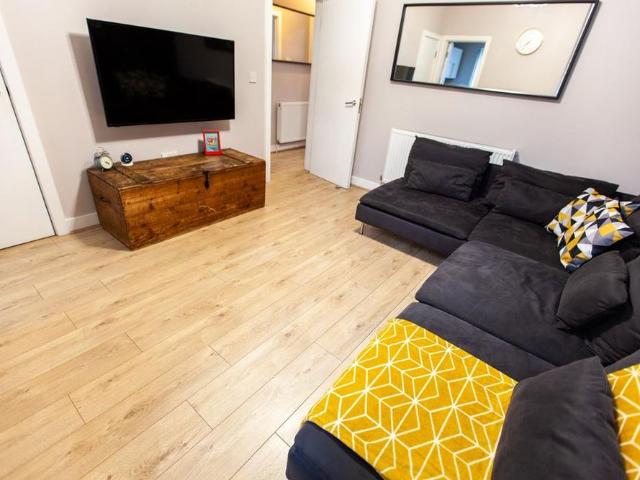 5 bedroom terraced house to rent