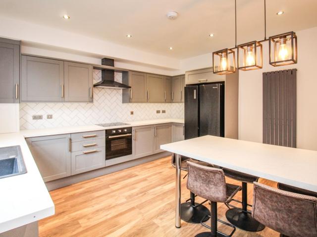 5 bedroom terraced house to rent
