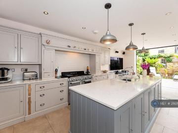 5 bedroom terraced house to rent