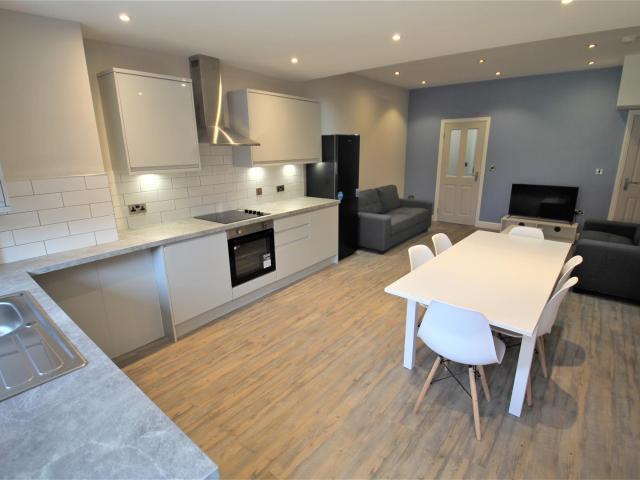 5 bedroom terraced house to rent