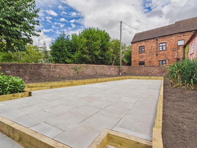 5 bedroom terraced house to rent
