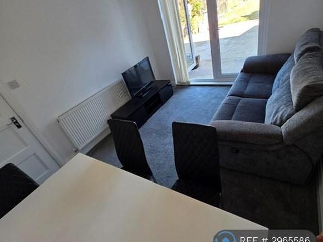 5 bedroom terraced house to rent