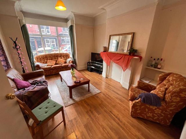 5 bedroom terraced house to rent