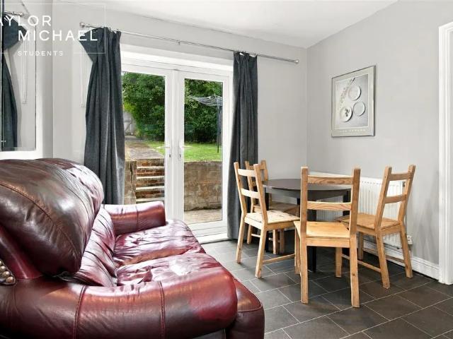 5 bedroom terraced house to rent