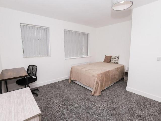 5 bedroom terraced house to rent