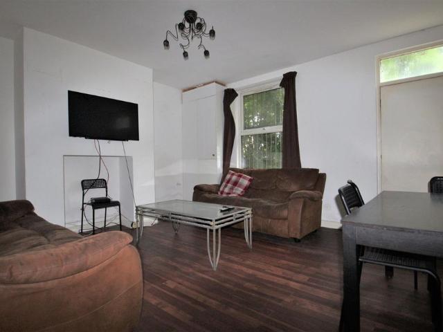 5 bedroom terraced house to rent