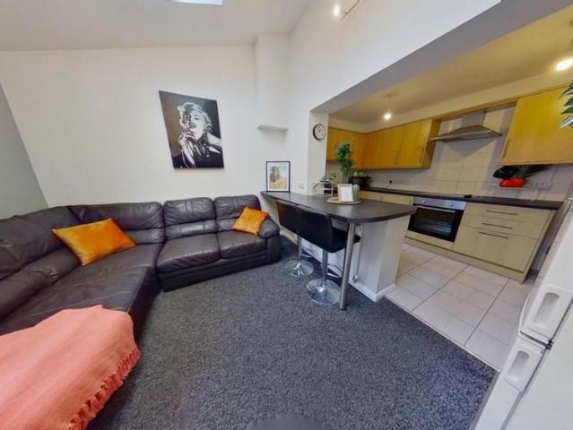 5 bedroom terraced house to rent