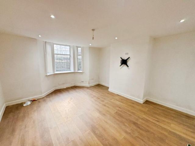 5 bedroom terraced house to rent