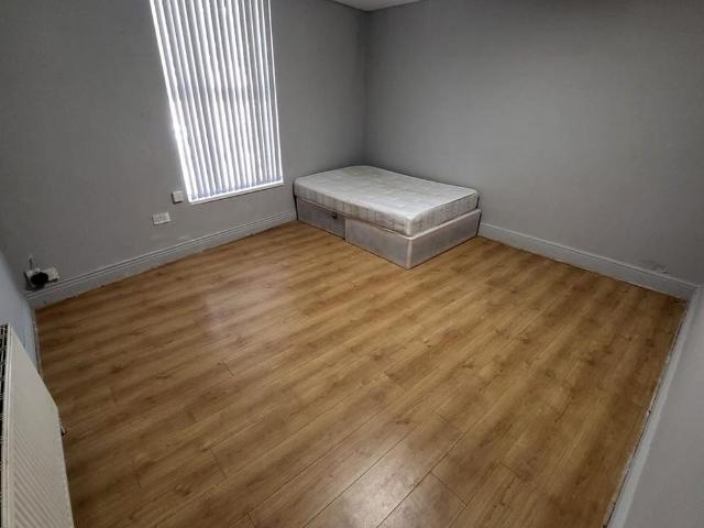 5 bedroom terraced house to rent