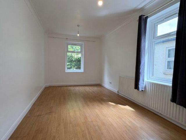 5 bedroom terraced house to rent